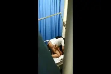 Gadis Cantik Pasrah Goyang Atas Di Kasur Crot