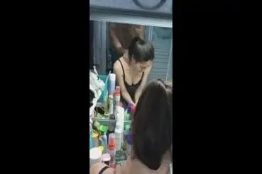 Gadis Cantik Pasrah Goyang Kasur Makeup
